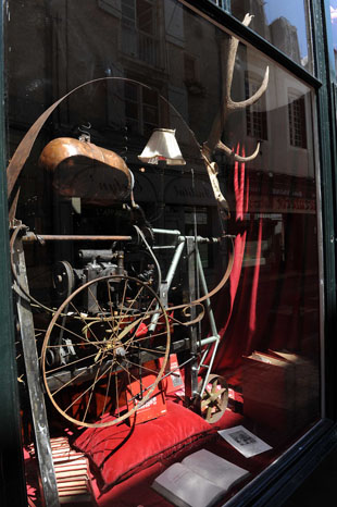 1/1<br />Le Dragon Rouge en vitrine a La Belle Nivernaise. Photo By Stephane Jean-Baptiste (Nevers) .